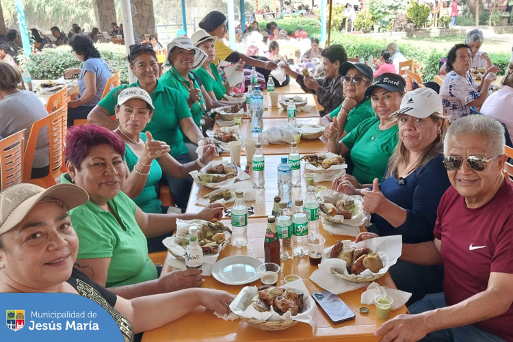 Nuestro vecinos visitaron SANTA EULALIA organizado por las casas del vecino de Estados Unidos y Plaza Ágora.
