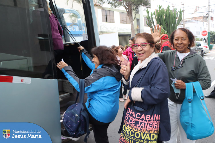 Nuestro vecinos visitaron SANTA EULALIA organizado por las casas del vecino de Estados Unidos y Plaza Ágora.
