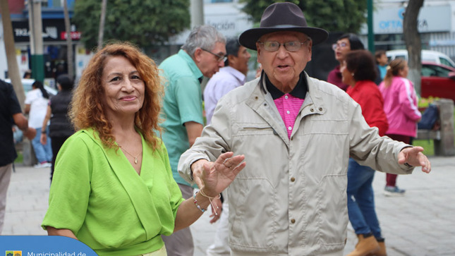 Los vecinos asistentes bailaron y se divirtieron con la música en vivo
¡Tú también puedes ser parte! Todos los viernes a las 4:00 pm.