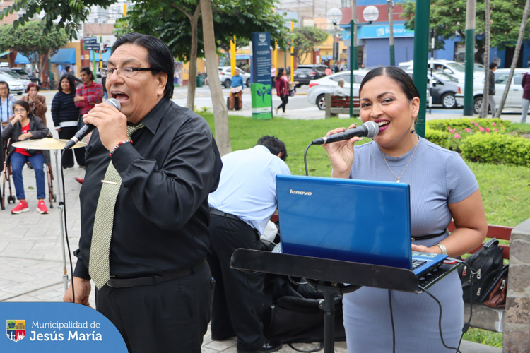 Los vecinos asistentes bailaron y se divirtieron con la música en vivo
¡Tú también puedes ser parte! Todos los viernes a las 4:00 pm.