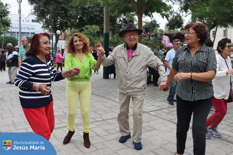 Los vecinos asistentes bailaron y se divirtieron con la música en vivo
¡Tú también puedes ser parte! Todos los viernes a las 4:00 pm.