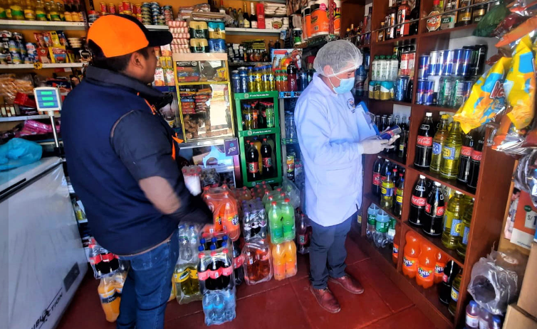 Con la finalidad de velar por la salubridad del consumidor en el C.P. de Alto Puno, la Gerencia de Medio Ambiente, Saneamiento y Servicios a través de la Subgerencia de Gestión Ambiental y Salud Pública, Subgerencia de Defensa Civil y Gestión de Riesgo de Desastres y efectivos del cuerpo de serenazgo, realizaron la fiscalización preventiva a tiendas, establecimientos comerciales y pollerías.