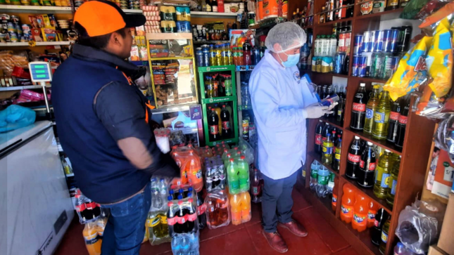 Con la finalidad de velar por la salubridad del consumidor en el C.P. de Alto Puno, la Gerencia de Medio Ambiente, Saneamiento y Servicios a través de la Subgerencia de Gestión Ambiental y Salud Pública, Subgerencia de Defensa Civil y Gestión de Riesgo de Desastres y efectivos del cuerpo de serenazgo, realizaron la fiscalización preventiva a tiendas, establecimientos comerciales y pollerías.