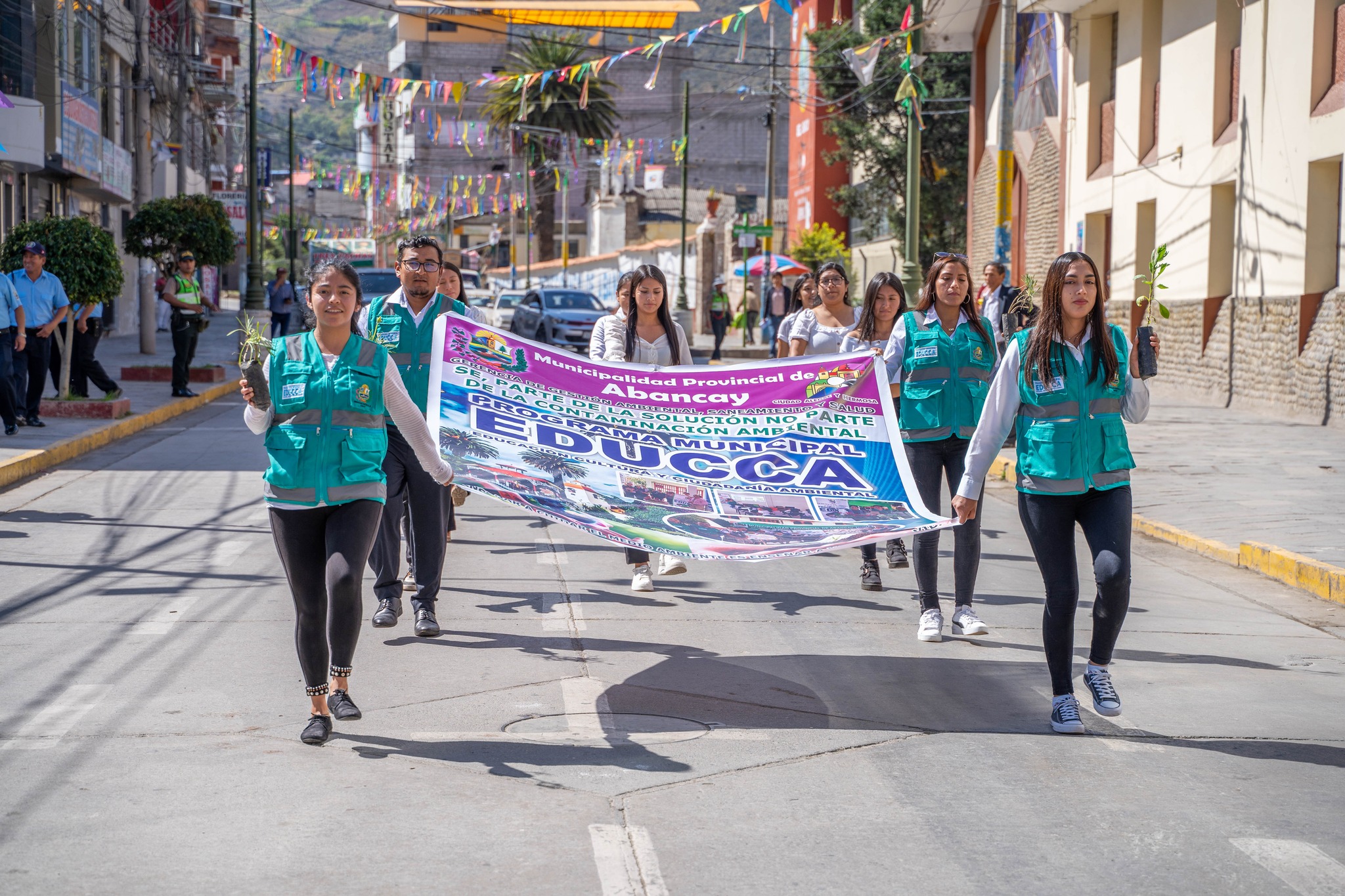 A través, del Programa EDUCCA, se llevó a cabo la ceremonia de Izamiento, Juramentación y Desfile de los promotores Ambientales Escolares y juveniles de las diferentes instituciones educativas.