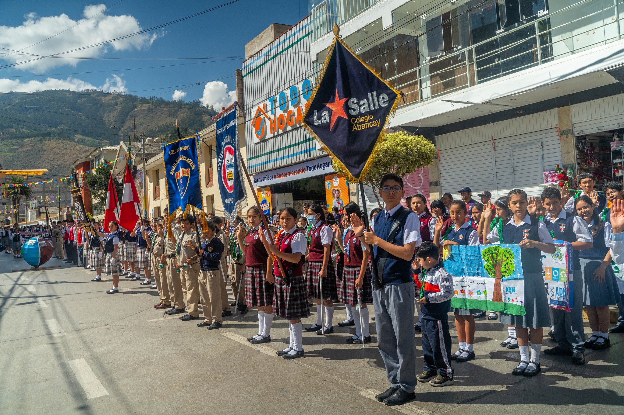 A través, del Programa EDUCCA, se llevó a cabo la ceremonia de Izamiento, Juramentación y Desfile de los promotores Ambientales Escolares y juveniles de las diferentes instituciones educativas.