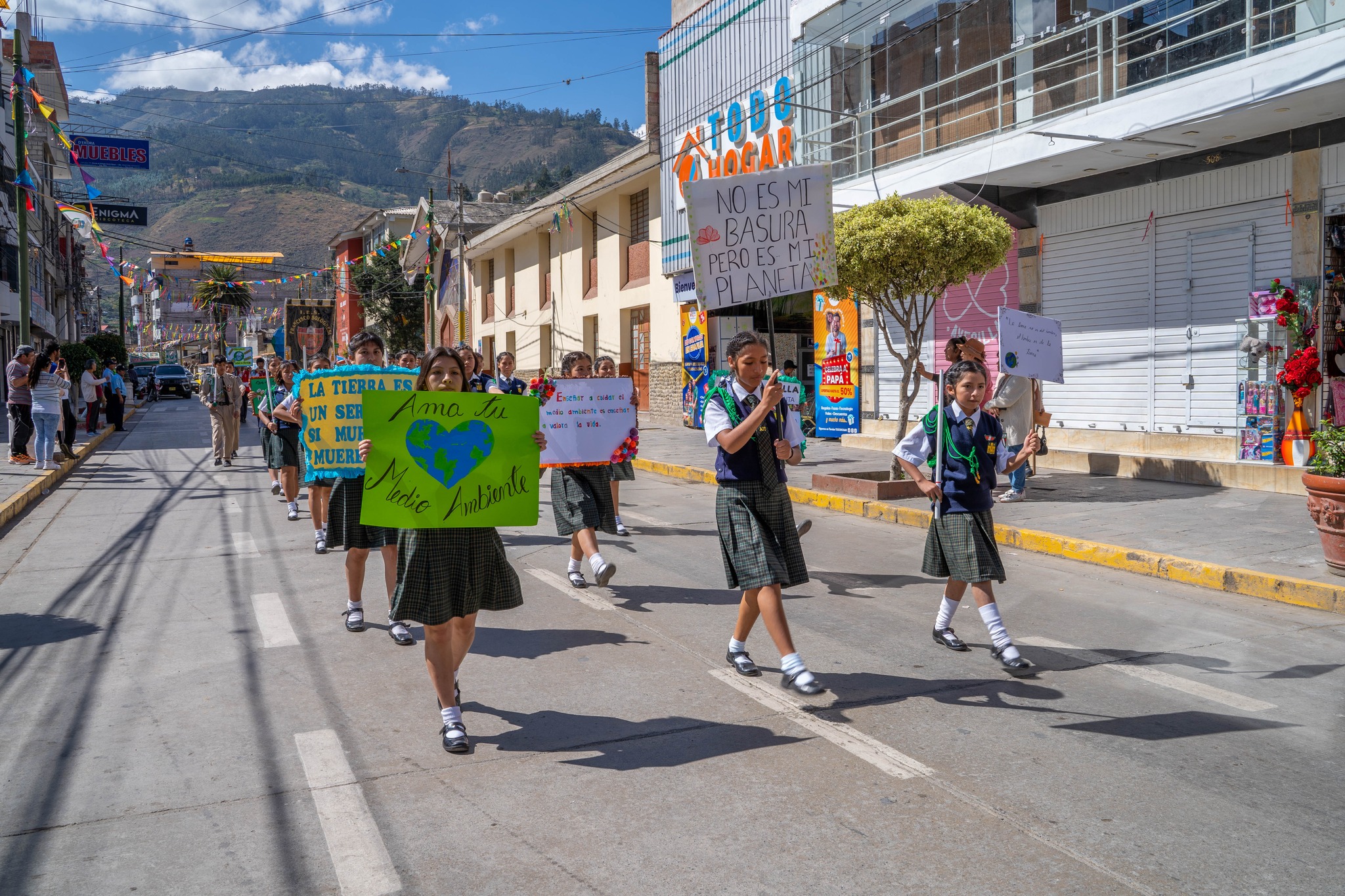 A través, del Programa EDUCCA, se llevó a cabo la ceremonia de Izamiento, Juramentación y Desfile de los promotores Ambientales Escolares y juveniles de las diferentes instituciones educativas.