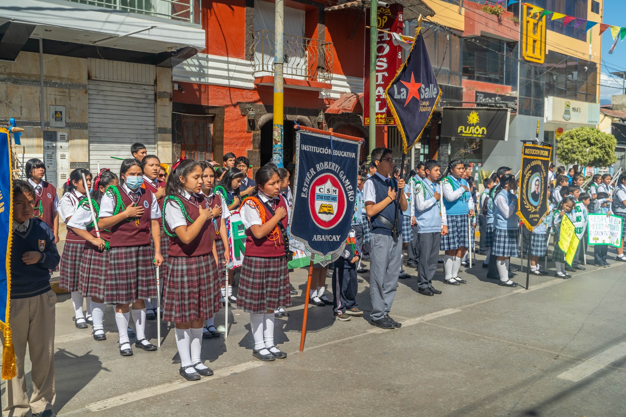 A través, del Programa EDUCCA, se llevó a cabo la ceremonia de Izamiento, Juramentación y Desfile de los promotores Ambientales Escolares y juveniles de las diferentes instituciones educativas.