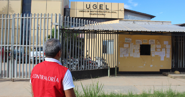 La Contraloría General detectó que funcionarios de la Unidad de Gestión Educativa Local (UGEL) de Coronel Portillo tramitaron, certificaron, permitieron y pagaron beneficios de asignación al cargo y zona diferenciada a personal administrativo nombrado y contratado bajo el régimen 276, sin contar con normal legal expresa que disponga su otorgamiento, ni acto administrativo legitimo y/o resolución judicial que ordene su pago, contraviniendo normas presupuestales que prohíben el pago de bonificaciones e incremento de remuneraciones. Este hecho ocasiono un perjuicio económico a la entidad de S/ 1 628 002.
