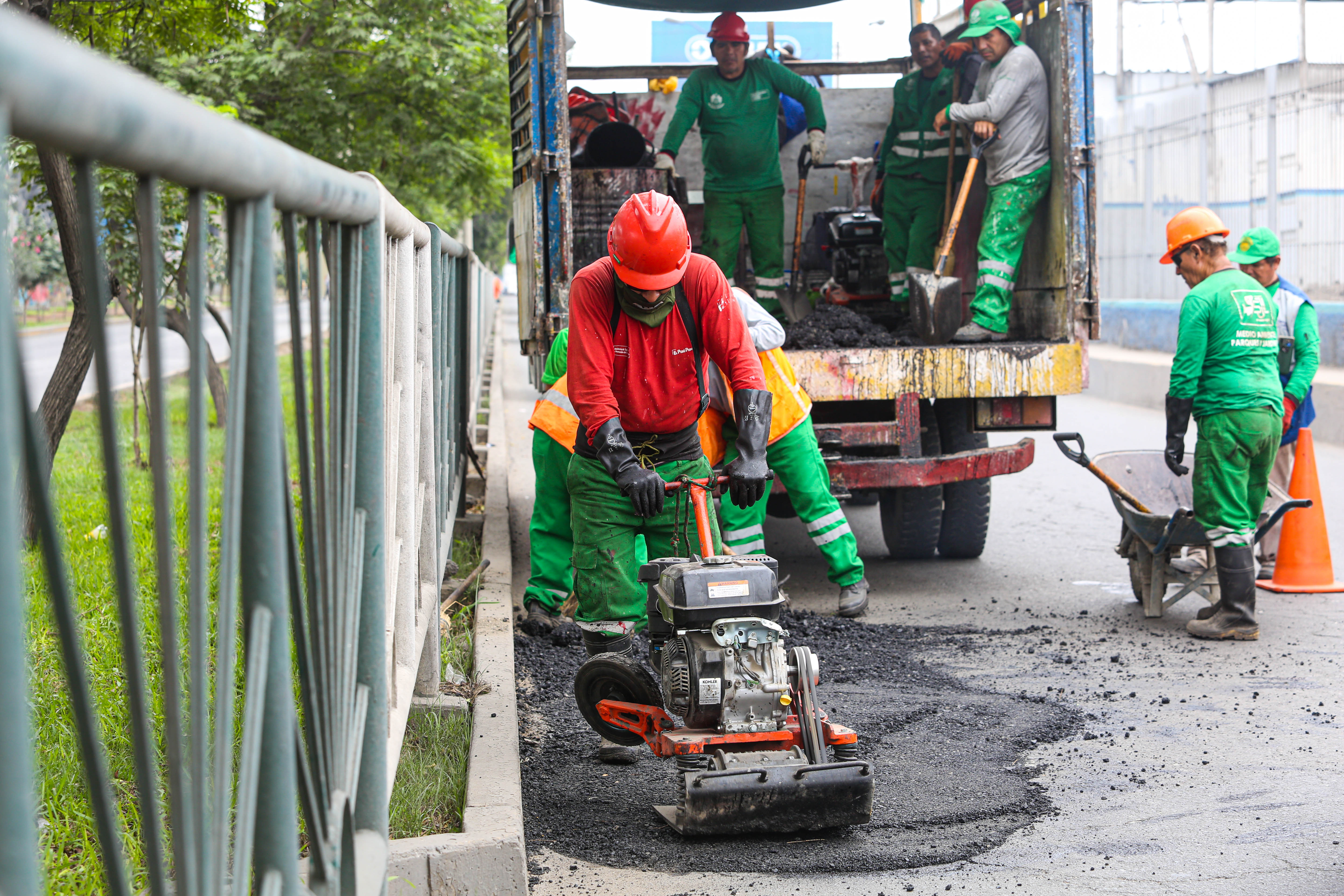 Municipalidad de SJL inicia 'bacheo' de avenidas principales