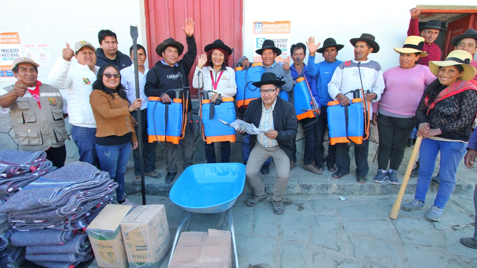 Gobernadora Rosa Vásquez distribuye alimentos, herramientas y kits escolares en la provincia de Huarochirí