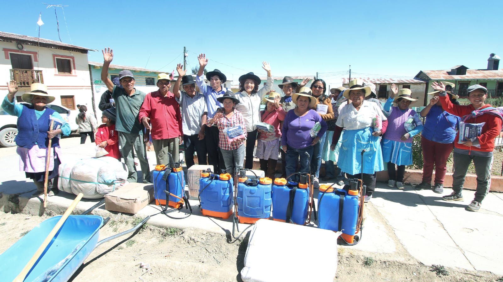 Gobernadora Rosa Vásquez distribuye alimentos, herramientas y kits escolares en la provincia de Huarochirí