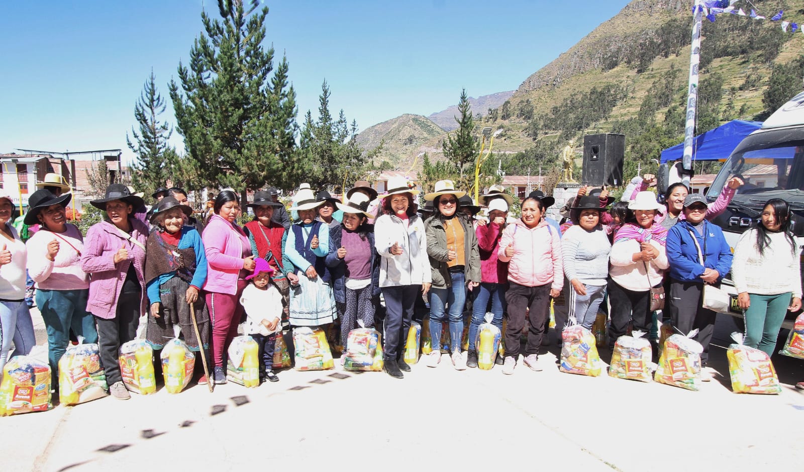 Gobernadora Rosa Vásquez distribuye alimentos, herramientas y kits escolares en la provincia de Huarochirí