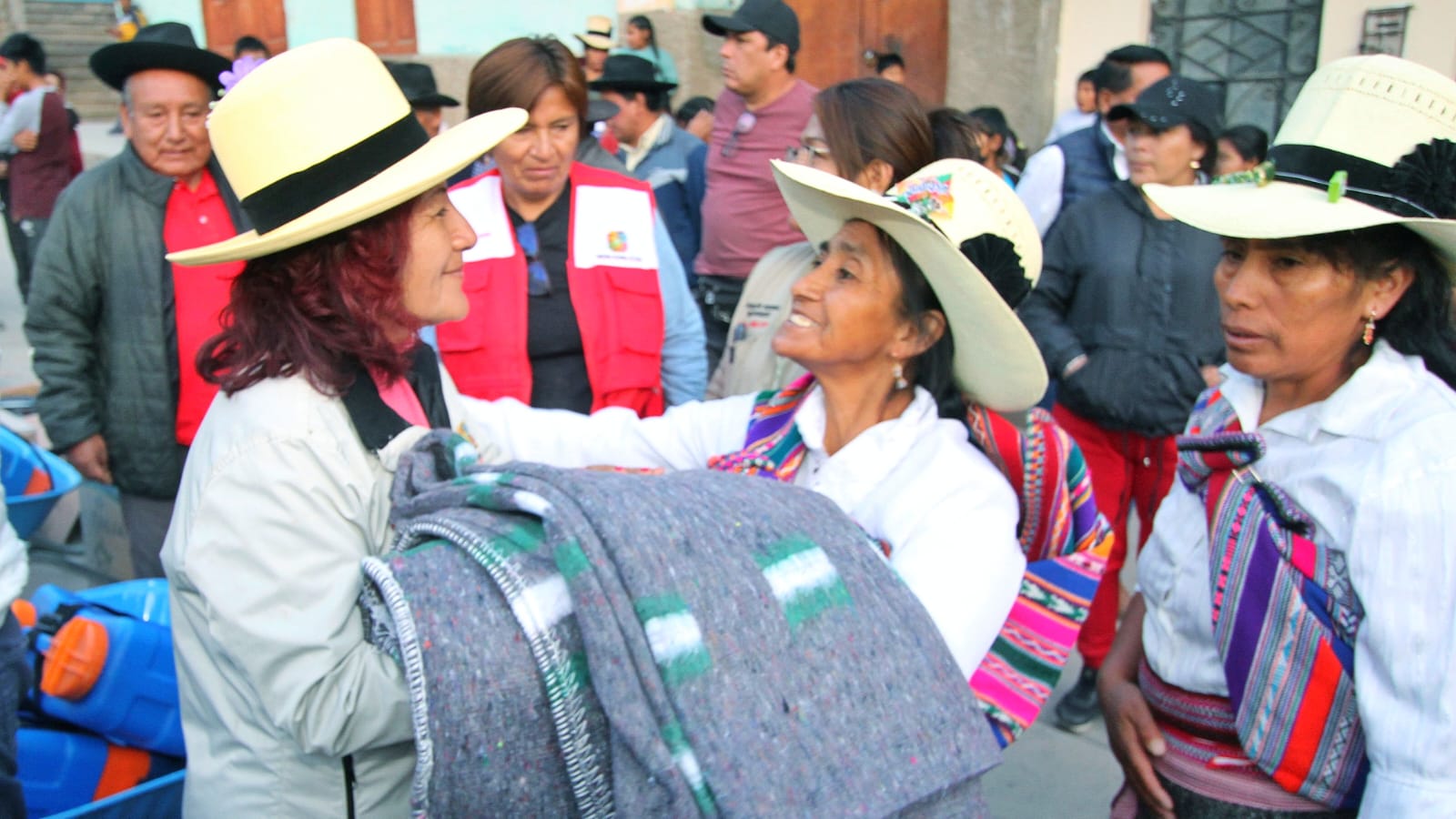 Gobernadora Rosa Vásquez distribuye alimentos, herramientas y kits escolares en la provincia de Huarochirí