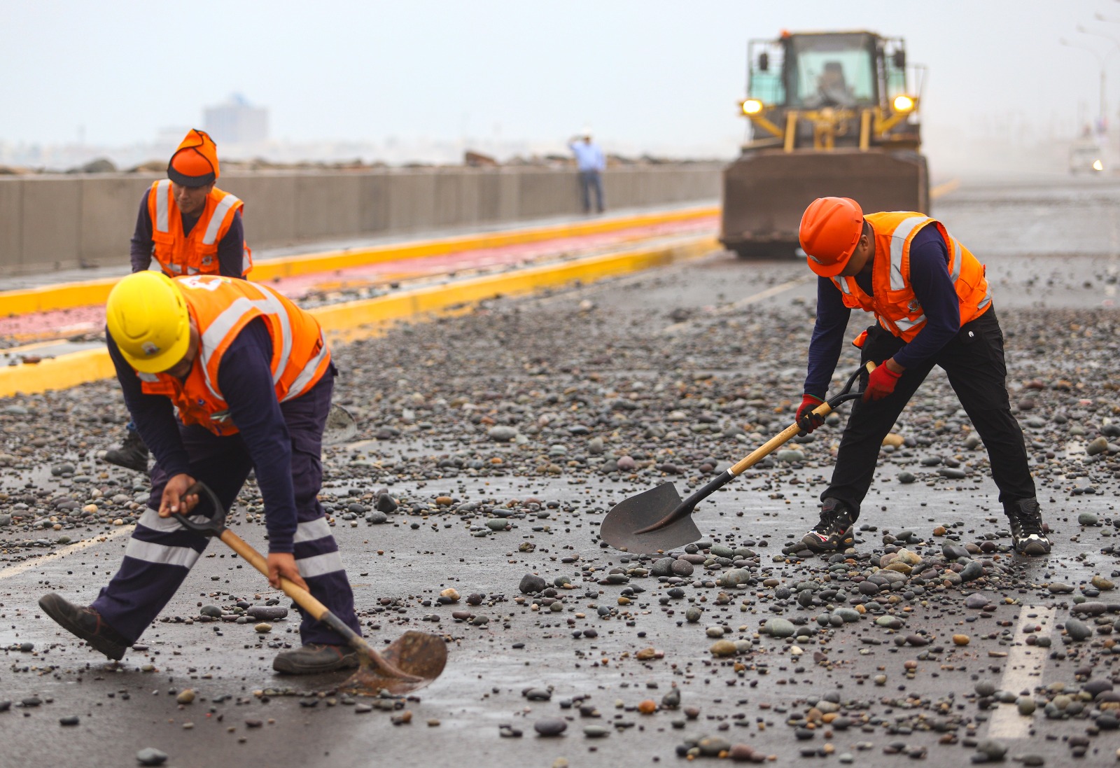 GORE Callao limpia la Costa Verde afectada por oleajes anómalos