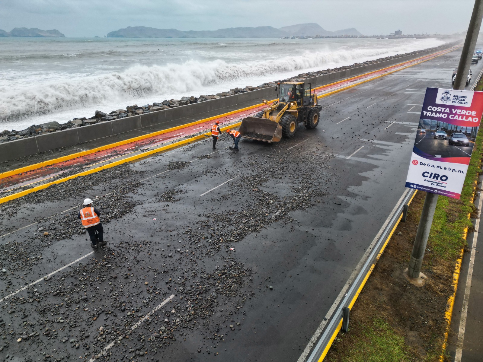 GORE Callao limpia la Costa Verde afectada por oleajes anómalos
