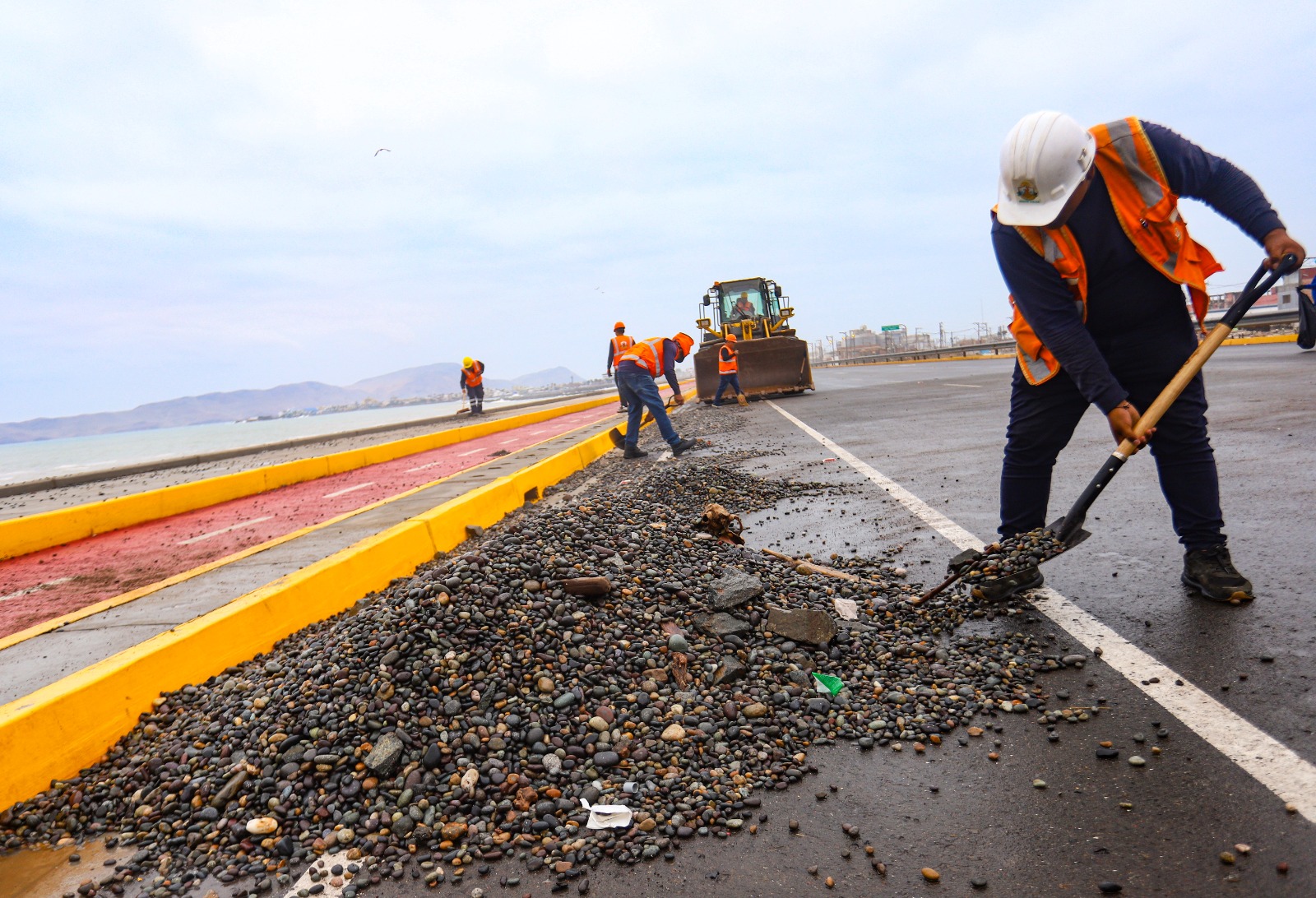 GORE Callao limpia la Costa Verde afectada por oleajes anómalos