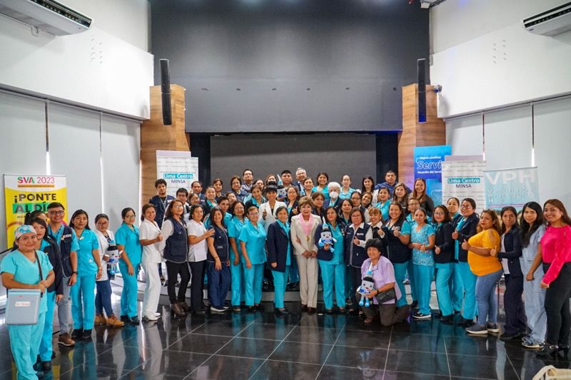 Foto 1 de Establecimientos de salud y hospitales de la Diris Lima Centro reciben reconocimiento por el Día Nacional de Vacunación