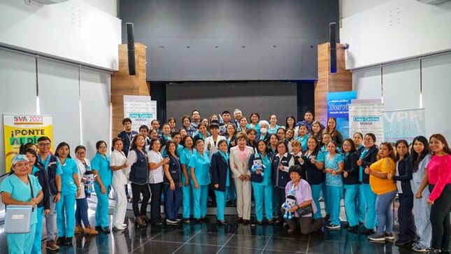 Foto 1 de Establecimientos de salud y hospitales de la Diris Lima Centro reciben reconocimiento por el Día Nacional de Vacunación