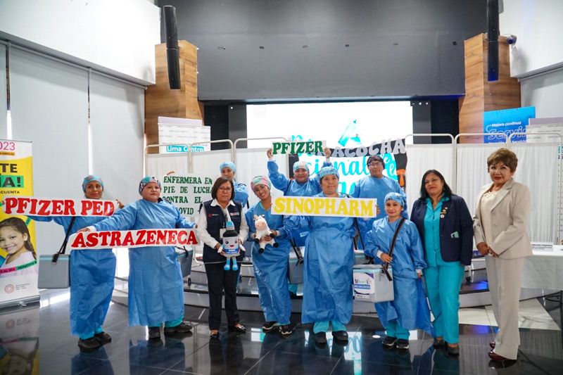 Foto 2 de Establecimientos de salud y hospitales de la Diris Lima Centro reciben reconocimiento por el Día Nacional de Vacunación