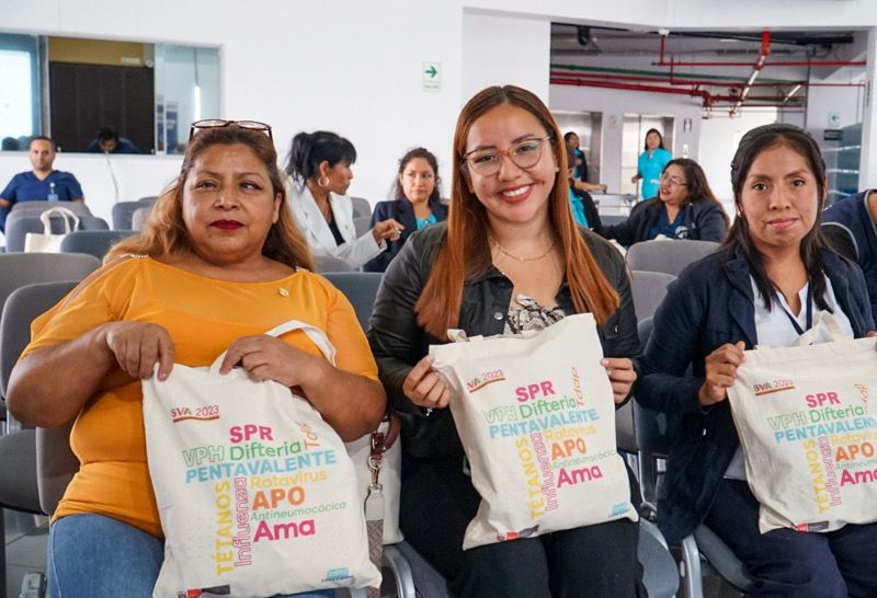 Foto 3 de Establecimientos de salud y hospitales de la Diris Lima Centro reciben reconocimiento por el Día Nacional de Vacunación