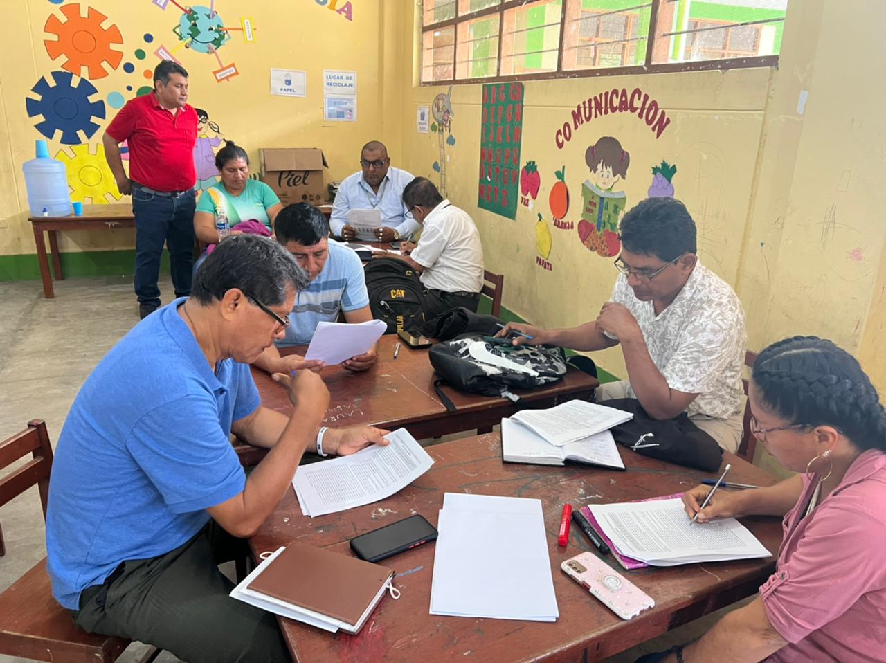 Directores del distrito de Bajo Biavo recibiendo asistencia técnica de Especialistas de la UGEL Bellavista.