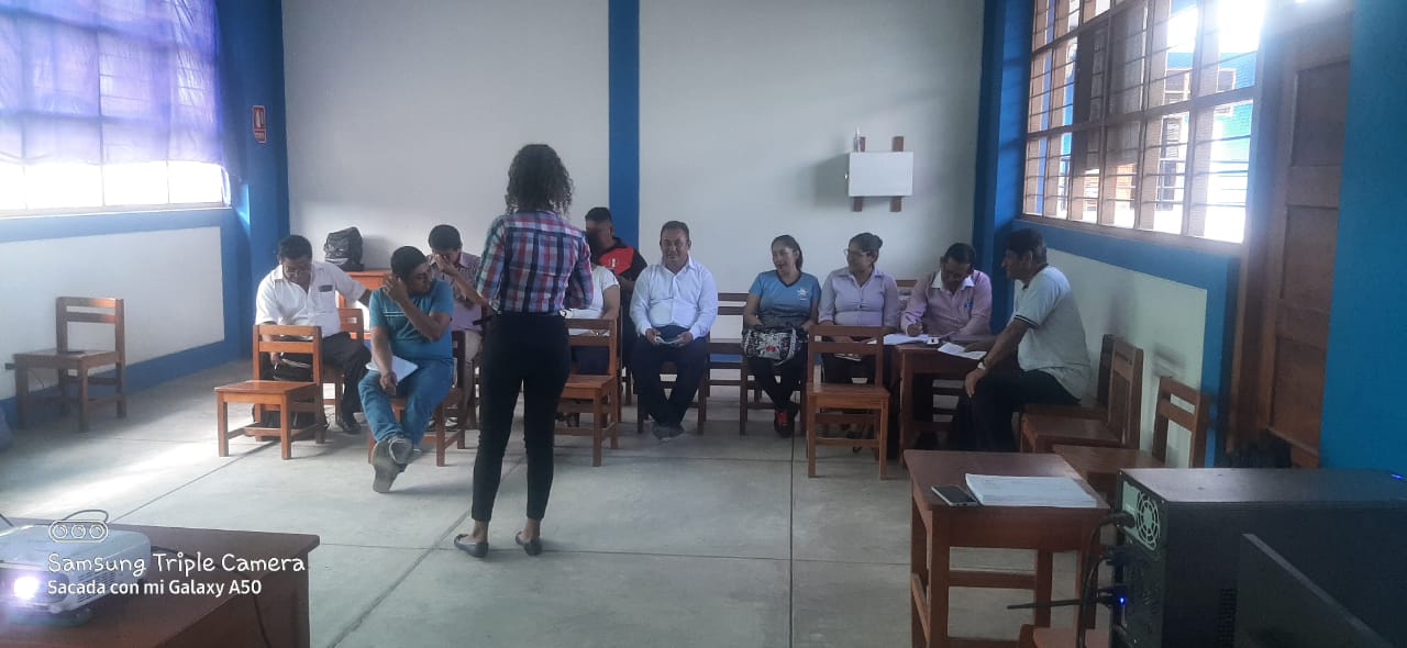 Directores de instituciones educativas de la comunidad de Nuevo Tarapoto recibiendo asistencia técnica.