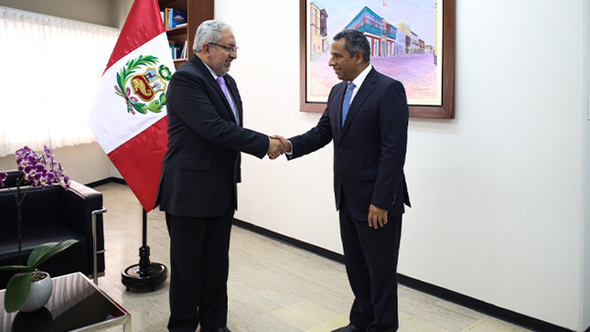 El jefe de la Autoridad Nacional de Control del Ministerio Público, Antonio Fernández Jeri estrecha la mano del presidente del Tribunal Constitucional, magistrado Francisco Morales Saravia.