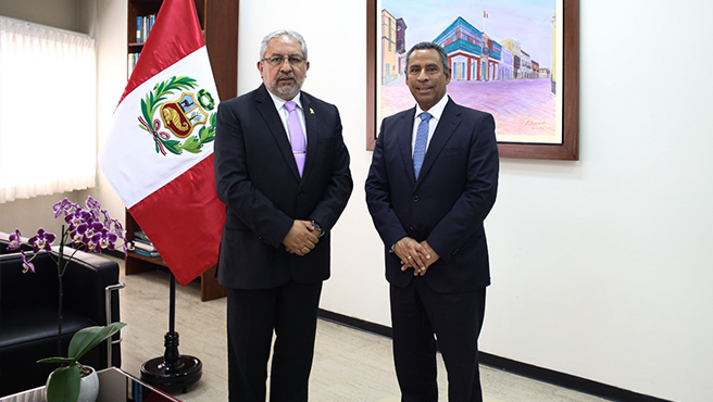 El jefe de la Autoridad Nacional de Control del Ministerio Público, Antonio Fernández Jeri junto al presidente del Tribunal Constitucional, magistrado Francisco Morales Saravia.