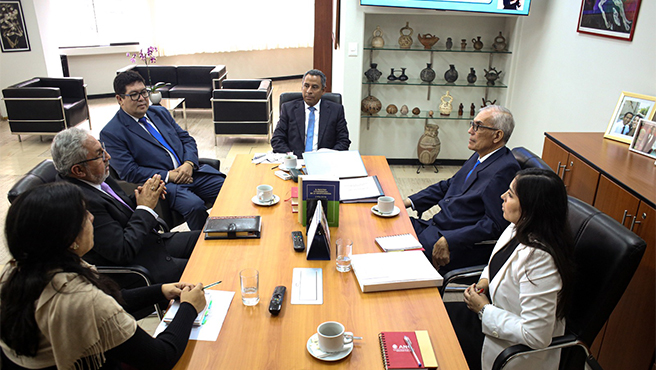 Reunión entre el presidente del Tribunal Constitucional y el jefe de la Autoridad Nacional de Control del Ministerio Público, con la participación de funcionarios de ambas entidades.