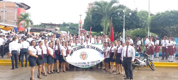 Personal de la UGEL Bellavista que participó en la ceremonia central del XXXIX Aniversario de la provincia.