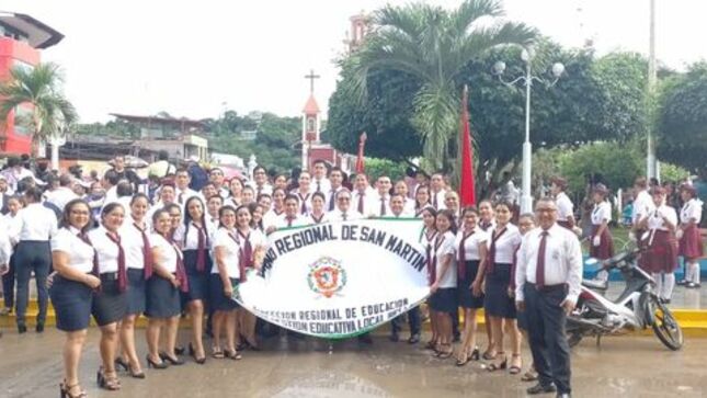 Personal de la UGEL Bellavista que participó en la ceremonia central del XXXIX Aniversario de la provincia.