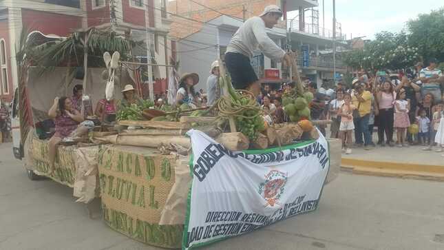 Balsa de topas, representando al poblador selvático que navega el río huallaga.