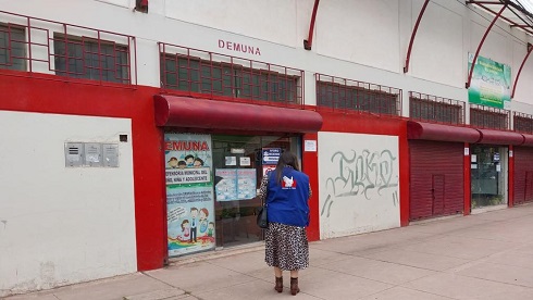 Representante de la Defensoría del Pueblo ingresando a sede de Demuna