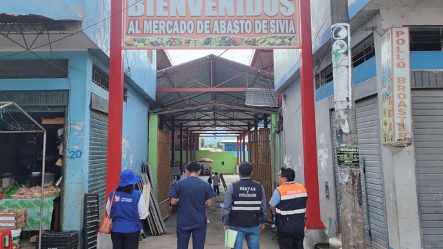 Representante de la Defensoría del Pueblo y otras autoridades supervisando un mercado