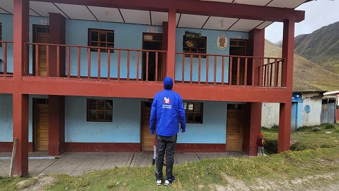 Representante de la Defensoría del Pueblo llegando a un local
