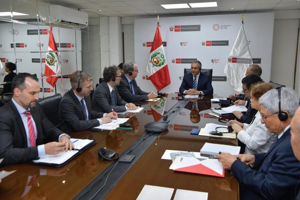 Ministro Vicente Romero dialoga con delegación alemana