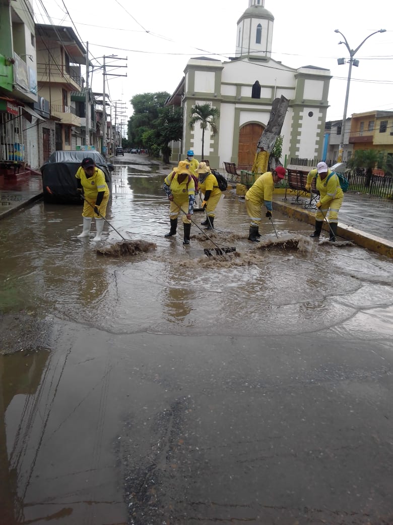Como siempre el personal municipal trabajó desde tempranas horas en las calles anegadas