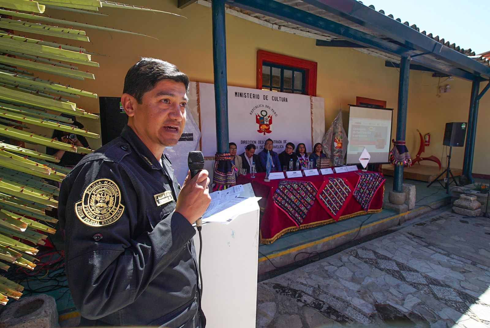 Ministerio de Cultura enseña quechua a efectivos policiales de Huancavelica