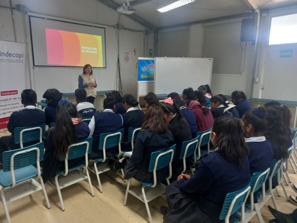 Capacitó a los representantes de 10 comunidades de esta isla sobre las herramientas de la propiedad intelectual.