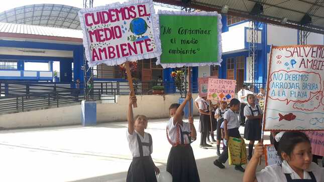 Estudiantes con pancartas desfilan por calles de nuevo tarapoto.