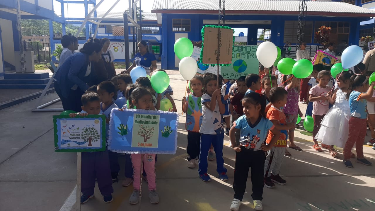 Los más pequeñitos tambien desfilan por calles en el día del medio ambiente.
