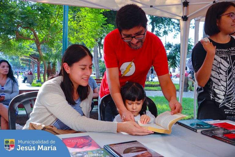Esta actividad se realizó en coordinación con la Casa de la Literatura Peruana, con el objetivo de promover la lectura y el intercambio de textos 📕