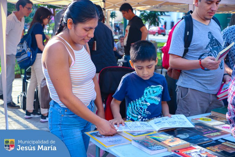 Esta actividad se realizó en coordinación con la Casa de la Literatura Peruana, con el objetivo de promover la lectura y el intercambio de textos 📕