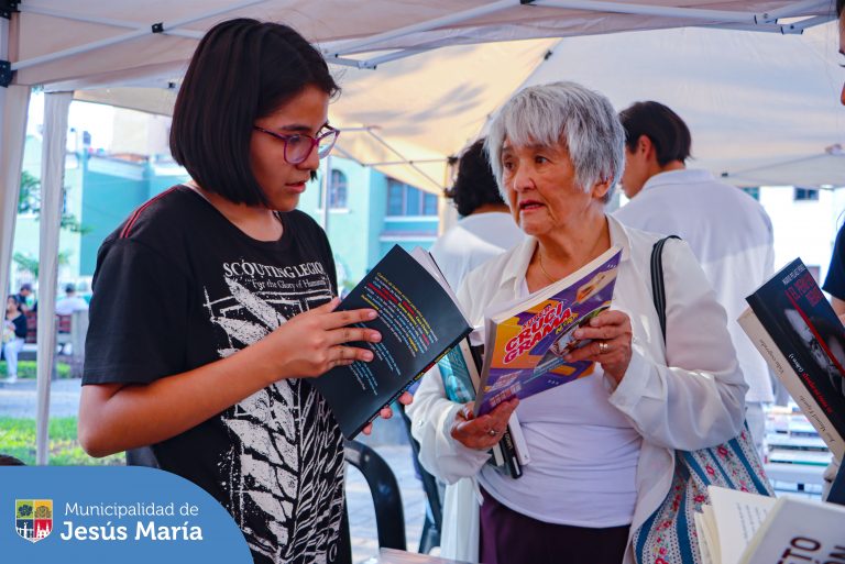 Esta actividad se realizó en coordinación con la Casa de la Literatura Peruana, con el objetivo de promover la lectura y el intercambio de textos 📕