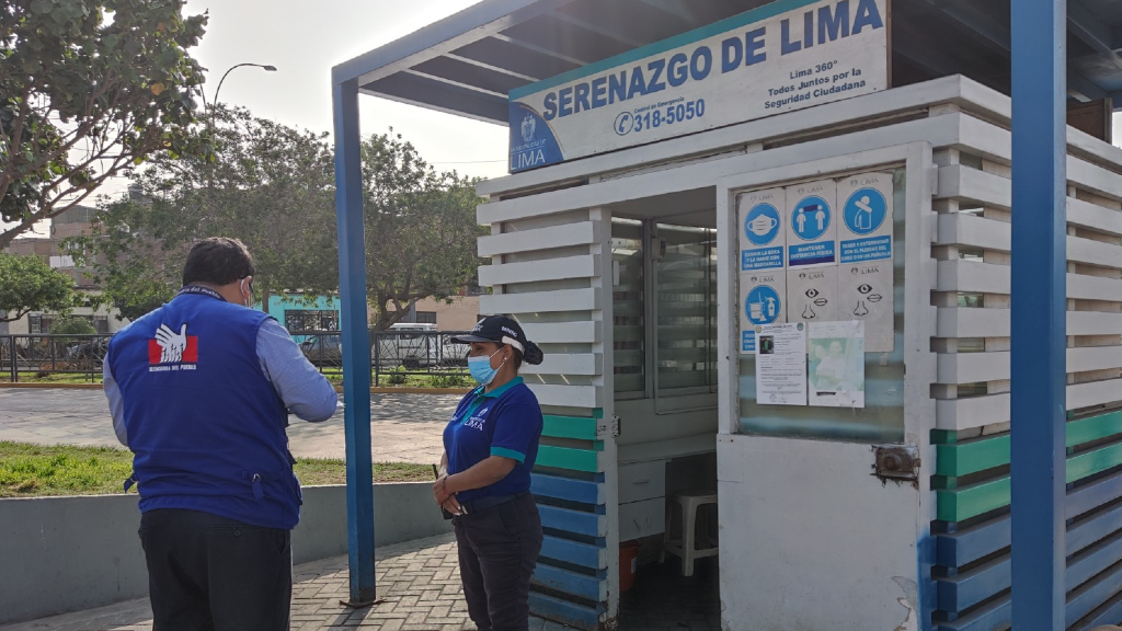 Representante de la Defensoría del Pueblo supervisando caseta de serenazgo