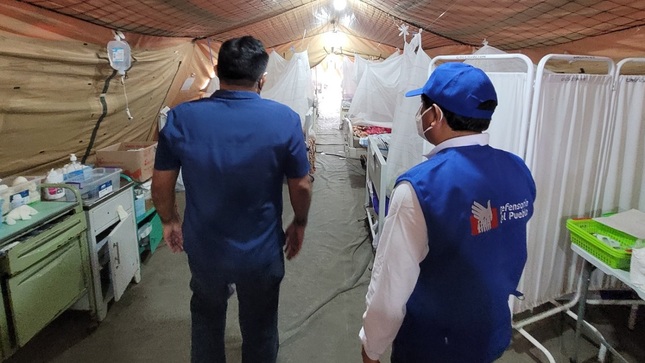 Representantes de la Defensoría del Pueblo supervisando un establecimiento médico