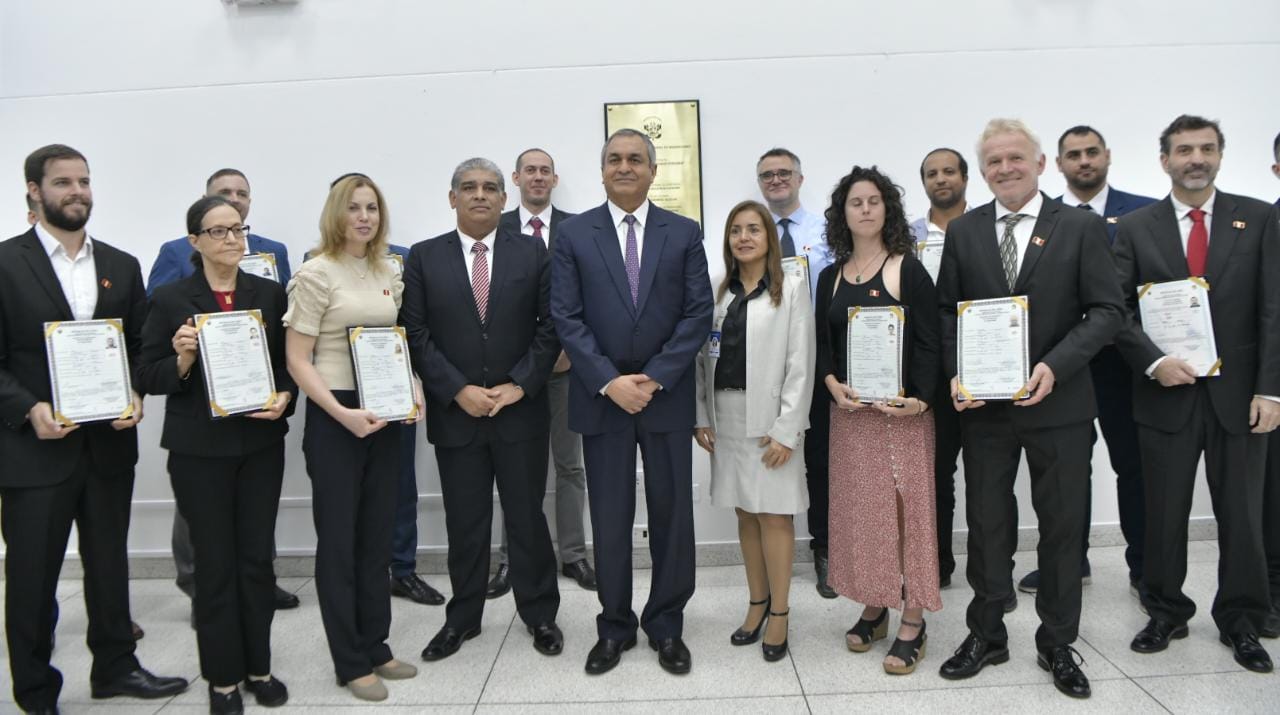Ministro Vicente Romero tomó juramento a ciudadanos provenientes de cuatro continentes.