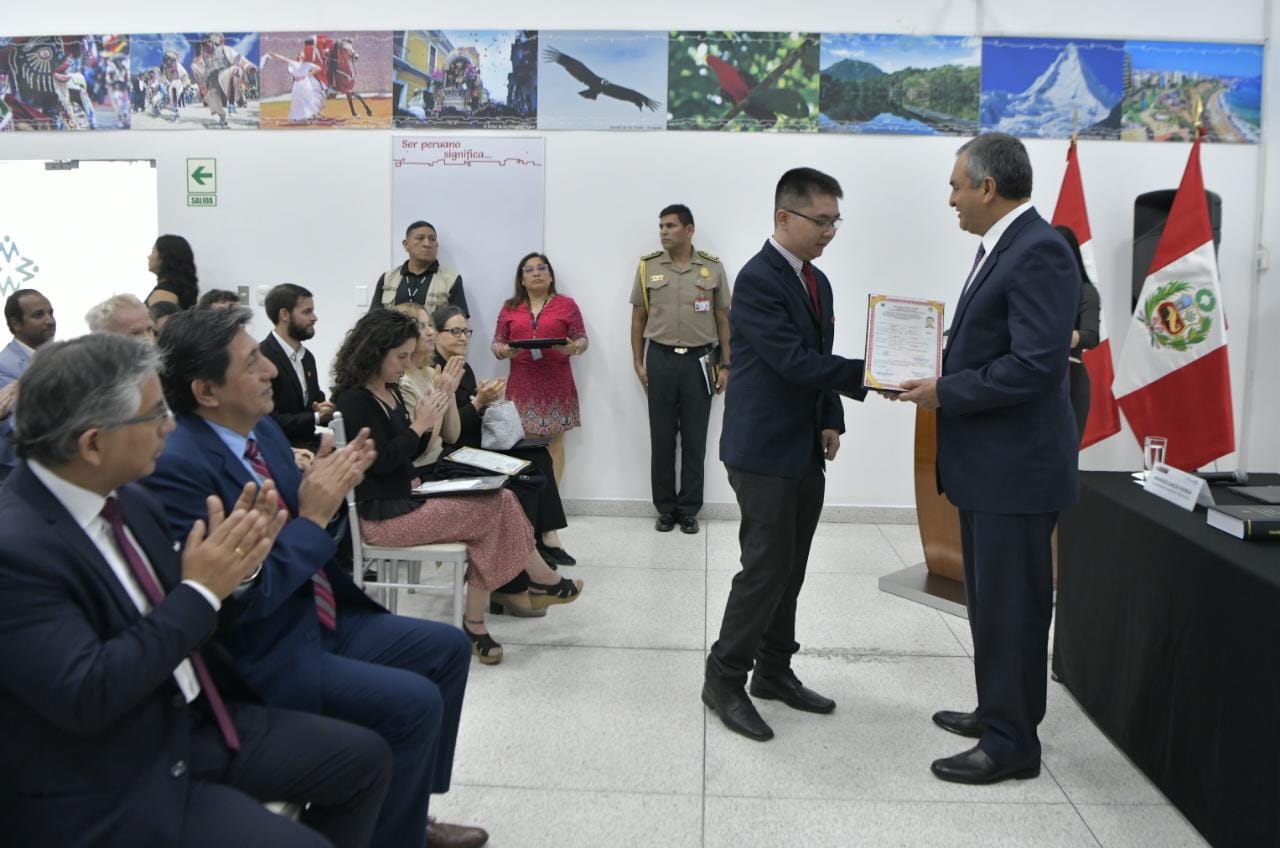 Ministro Vicente Romero tomó juramento a ciudadanos provenientes de cuatro continentes.
