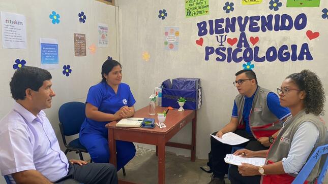 Psicólogos de SAANEE asesorando a docentes de II.EE.