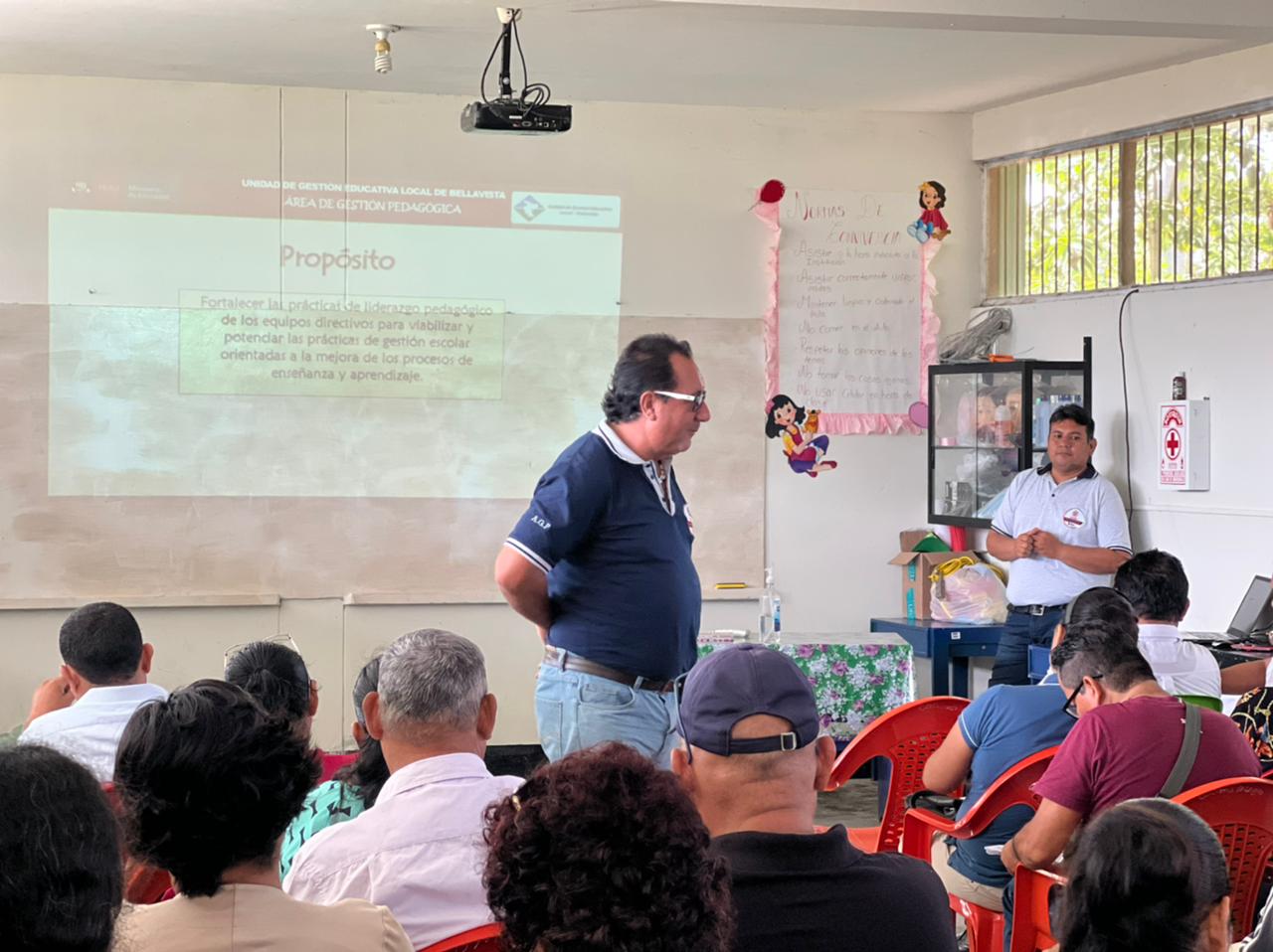 Directores del nivel primaria en plena capacitación en el último día.